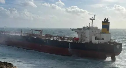 Bozcaada açıklarında fırtınada sürüklenen tanker karaya oturdu