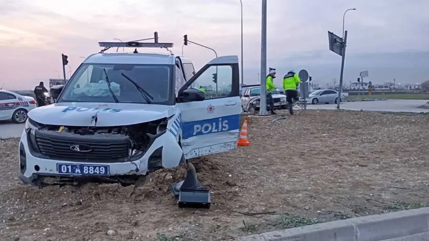 Denetleme noktasından kaçan otomobille polis aracı çarpıştı: 3 polis yaralı haberinin görseli