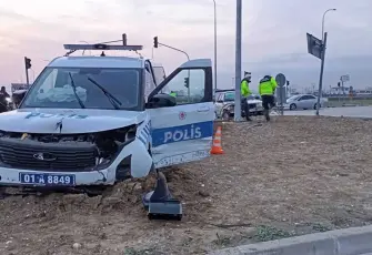 Denetleme noktasından kaçan otomobille polis aracı çarpıştı: 3 polis yaralı