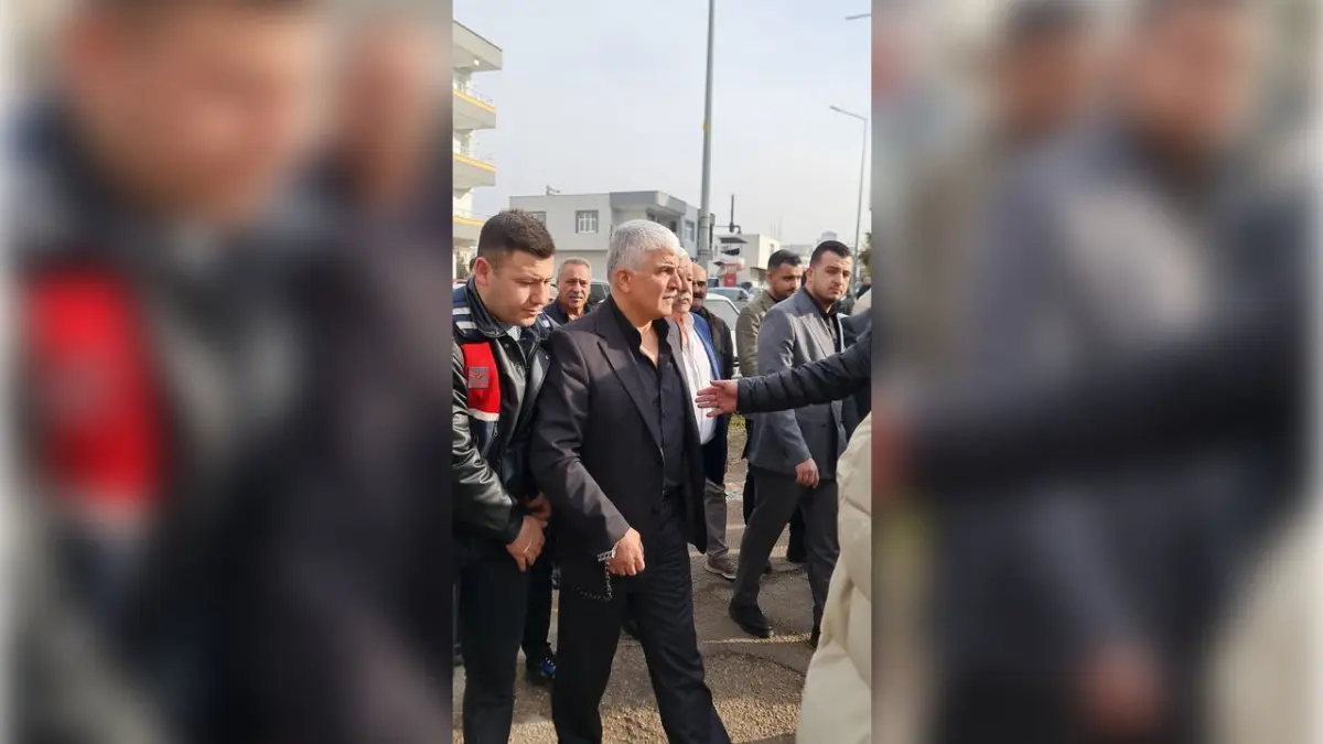 İbrahim Tatlıses'e saldırının azmettiricisi Abdullah Uçmak cezevinden izinli olarak cenazeye katıldı haberinin görseli