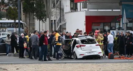 Manisa'da yolcu otobüsü ile otomobil çarpıştı: 3 yaralı