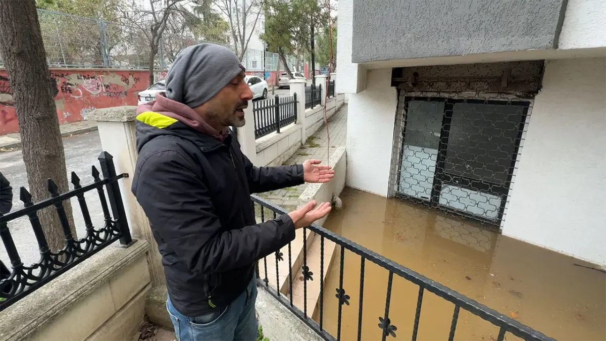 Aynı yolda 20 günde 3 çökme: Yol toprakla dolduruldu, bodrum katı su bastı haberinin görseli