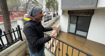 Aynı yolda 20 günde 3 çökme: Yol toprakla dolduruldu, bodrum katı su bastı