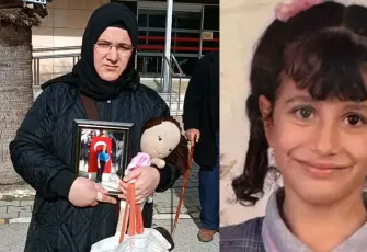 Ebrar’ın annesi, duruşmaya kızının oyuncak bebeğiyle geldi