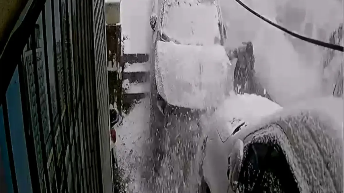 Karda kayan otomobil 5 aracı biçti, çocuk ölümden saniyelerle kurtuldu! haberinin görseli