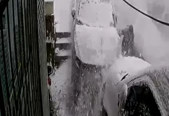 Karda kayan otomobil 5 aracı biçti, çocuk ölümden saniyelerle kurtuldu!