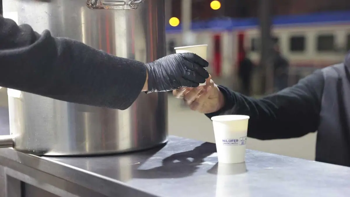 Konak’ta kış sabahlarına sıcak başlangıç haberinin görseli