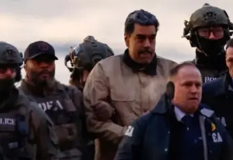Maduro ve eşi helikopterle New York’a götürüldü: Bugün hakim karşına çıkacak!