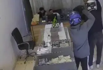 Silahlı kuyumcu soygunu: 3 kilo altın çalındı