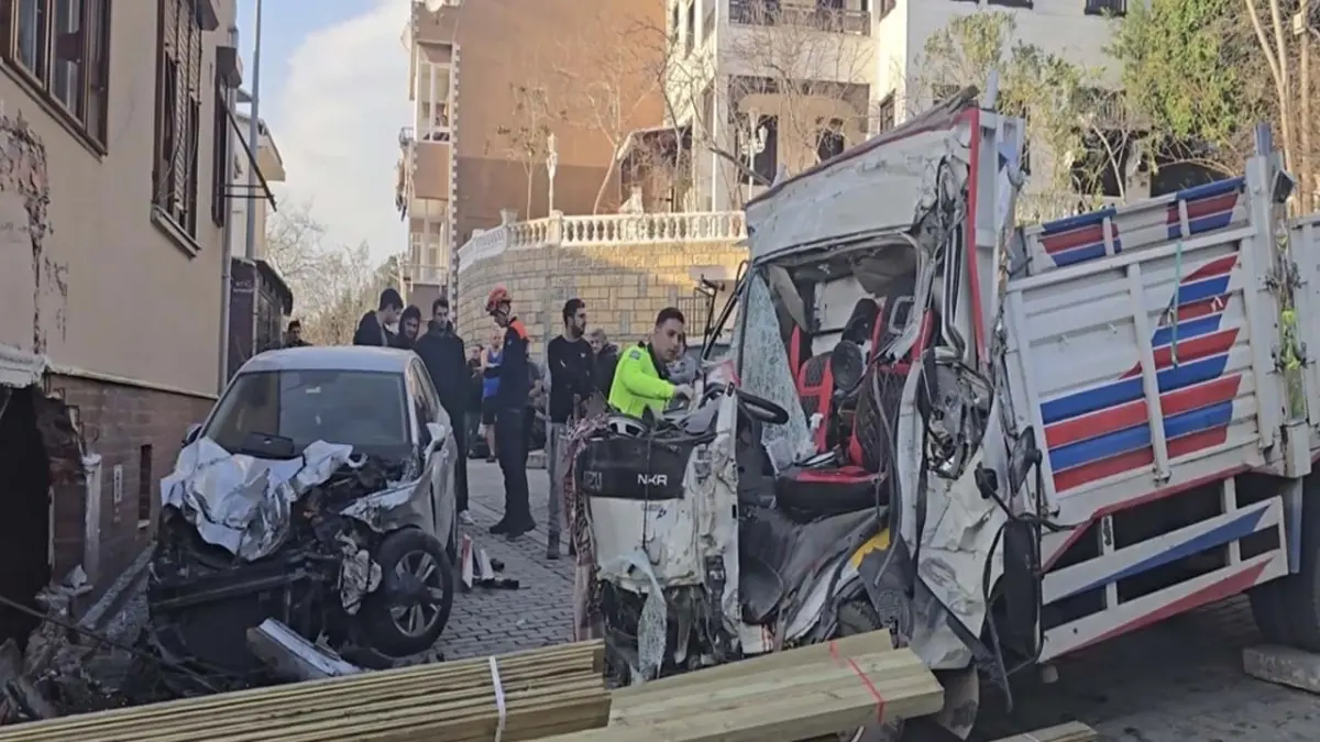 Beykoz'da kamyon dükkana girdi: 1'i turist 2 ölü haberinin görseli