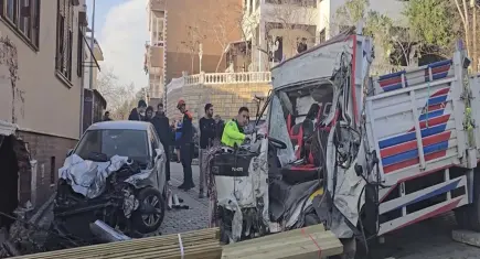 Beykoz'da kamyon dükkana girdi: 1'i turist 2 ölü