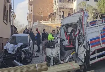 Beykoz'da kamyon dükkana girdi: 1'i turist 2 ölü