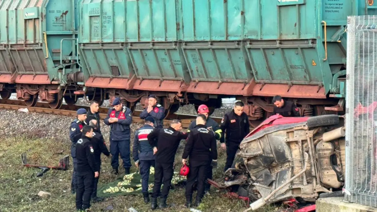 Hemzemin geçitte otomobile tren çarptı: 1 ölü haberinin görseli