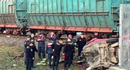 Hemzemin geçitte otomobile tren çarptı: 1 ölü