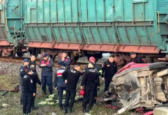 Hemzemin geçitte otomobile tren çarptı: 1 ölü