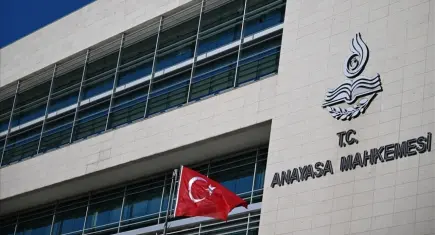 İşten çıkarıldı, geçmişe dönük TİS hakları verilmedi: AYM’den  işçi için ihlal kararı