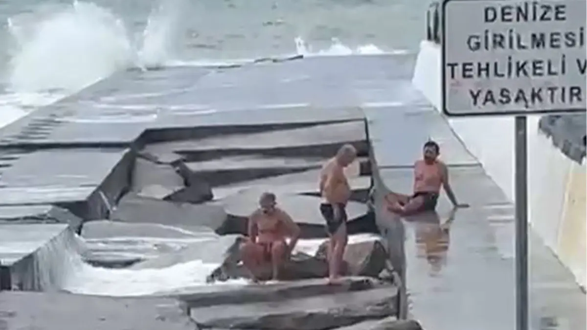 Kadıköy’de lodos: Dev dalgaların kayalıklara savurduğu 3 yüzücünün bacakları kırıldı  haberinin görseli