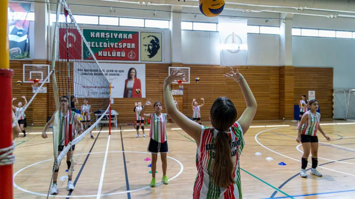 Karşıyaka’da voleybol heyecanı: Filede dostluk ve rekabet haberinin görseli