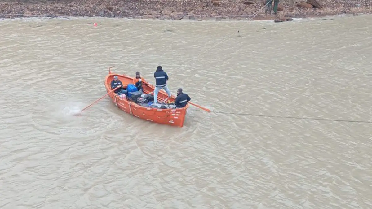 Kreç Boğazı'nda Türk gemisi karaya oturdu haberinin görseli