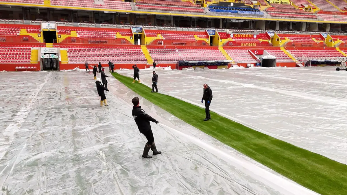 Süper Lig ekibinden ‘eksi 17’ önlemi: Zemin naylon örtüyle korunuyor! haberinin görseli