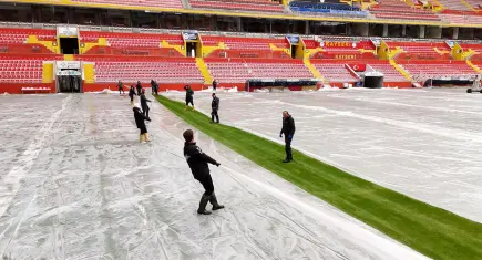 Süper Lig ekibinden ‘eksi 17’ önlemi: Zemin naylon örtüyle korunuyor!