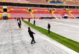 Süper Lig ekibinden ‘eksi 17’ önlemi: Zemin naylon örtüyle korunuyor!