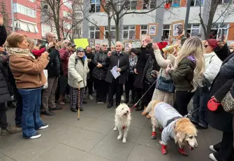Ankara’da ‘Matmazel’ tepkisi: Hayvanseverler metro önünde toplandı