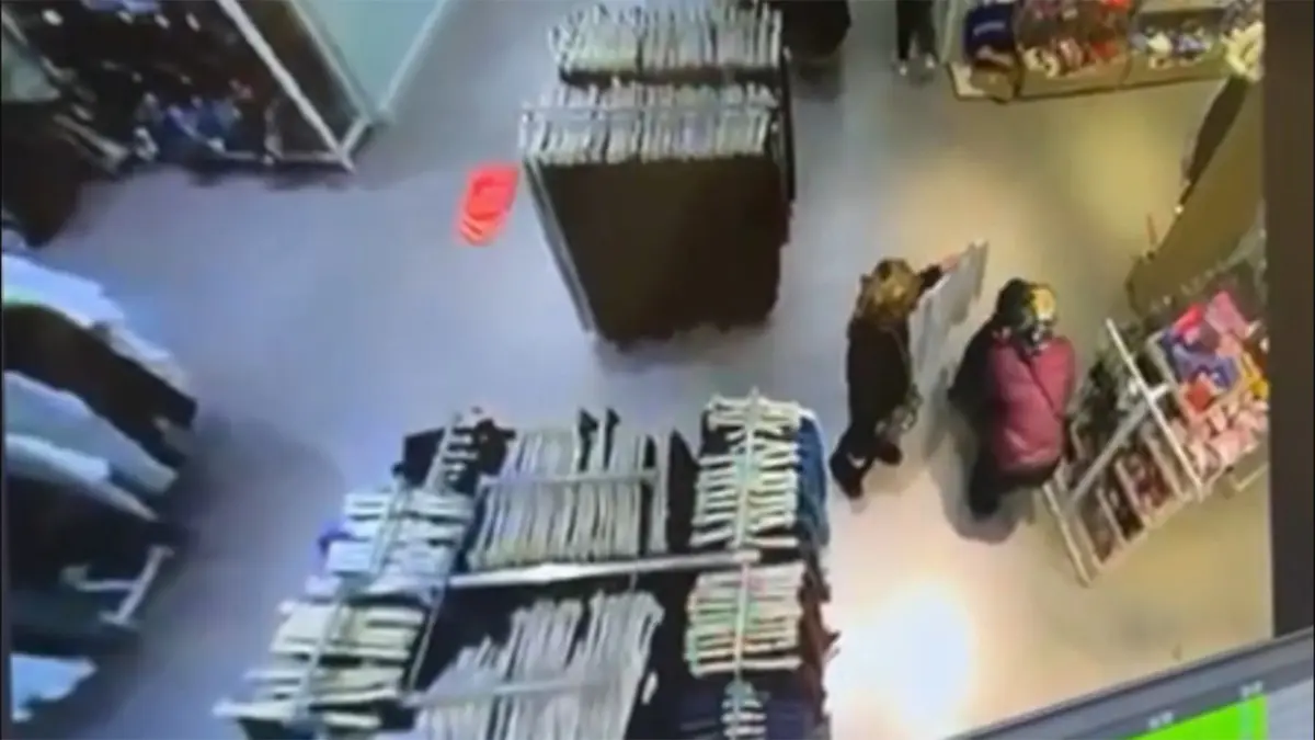 AVM’de turist gibi giyinip hırsızlık yapan 2 kişi tutuklandı  haberinin görseli