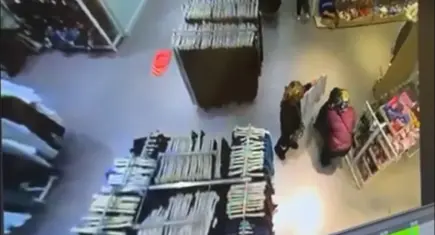 AVM’de turist gibi giyinip hırsızlık yapan 2 kişi tutuklandı 