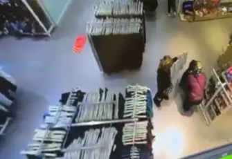 AVM’de turist gibi giyinip hırsızlık yapan 2 kişi tutuklandı 