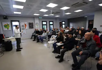 Efes Selçuk’ta üreticiye Zeytin Budama Eğitimi