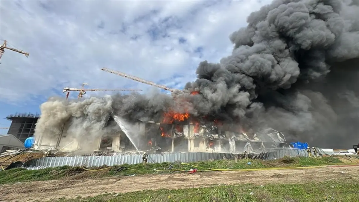 Esenyurt’ta korkutan yangın: İşçi konteynırı alevlere teslim! haberinin görseli
