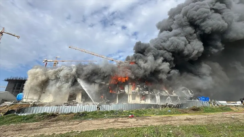 Esenyurt’ta korkutan yangın: İşçi konteynırı alevlere teslim!