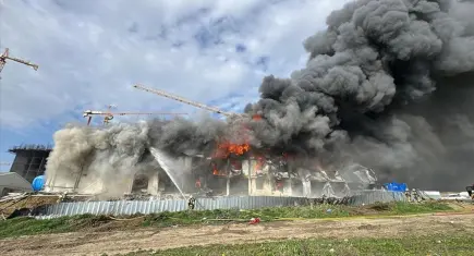 Esenyurt’ta korkutan yangın: İşçi konteynırı alevlere teslim!