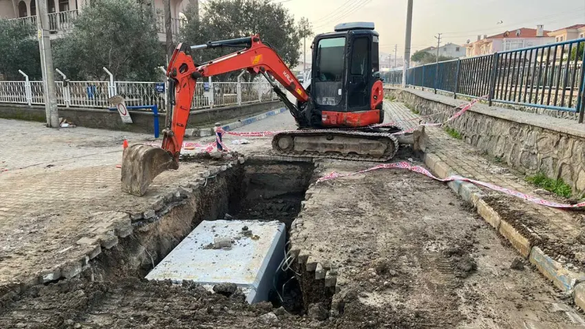 Foça Belediyesi sahada: Temizlik, altyapı ve yol çalışmaları sürüyor