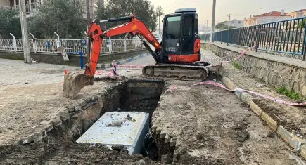 Foça Belediyesi sahada: Temizlik, altyapı ve yol çalışmaları sürüyor