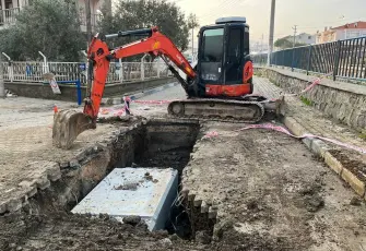 Foça Belediyesi sahada: Temizlik, altyapı ve yol çalışmaları sürüyor