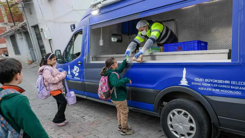 İzmir Büyükşehir’den öğrencilere 167 bin beslenme paketi