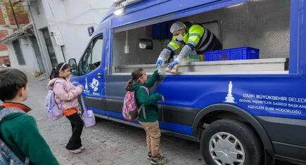 İzmir Büyükşehir’den öğrencilere 167 bin beslenme paketi