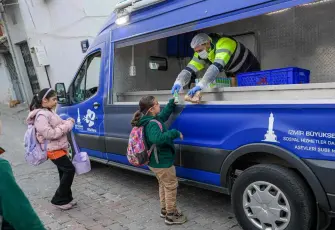İzmir Büyükşehir’den öğrencilere 167 bin beslenme paketi