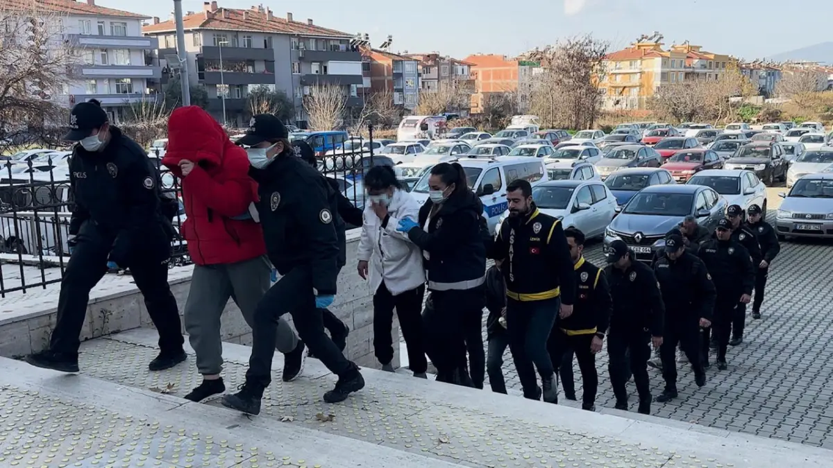 İzmir haber: Fuhuşa aracılık operasyonu 8 şüpheli gözaltına alındı haberinin görseli