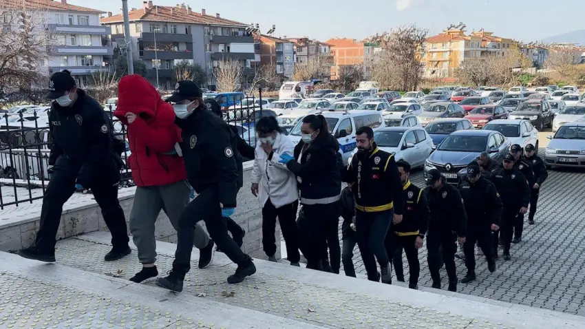 İzmir haber: Fuhuşa aracılık operasyonu 8 şüpheli gözaltına alındı