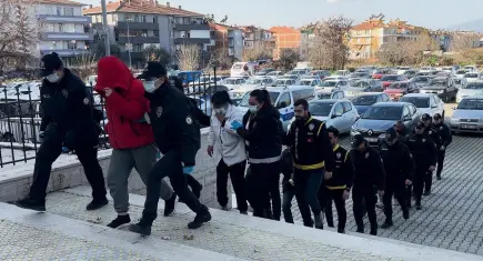 İzmir haber: Fuhuşa aracılık operasyonu 8 şüpheli gözaltına alındı