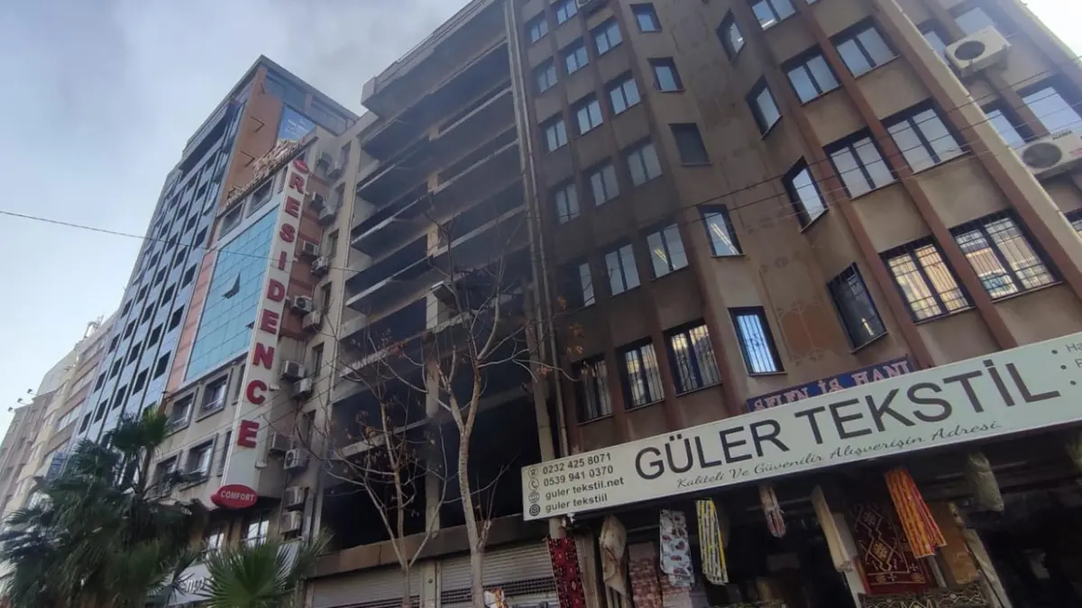 Konak’ta metruk binada yangın paniği haberinin görseli