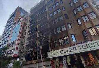 Konak’ta metruk binada yangın paniği