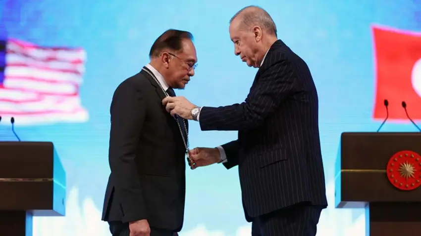 Malezya Başbakanı Enver'e Cumhuriyet Nişanı tevcih edildi haberinin görseli