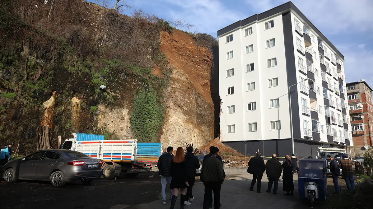 Trabzon’da heyelan: 6 katlı bina tahliye edildi haberinin görseli