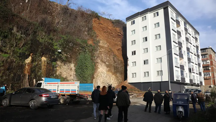 Trabzon’da heyelan: 6 katlı bina tahliye edildi haberinin görseli