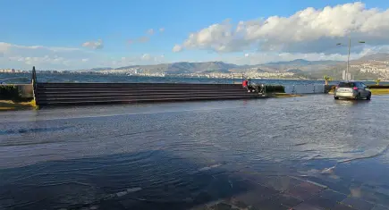 Bariyerler sorunu bitiremedi: Alsancak’tan yağmur manzarası