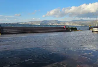 Bariyerler sorunu bitiremedi: Alsancak’tan yağmur manzarası